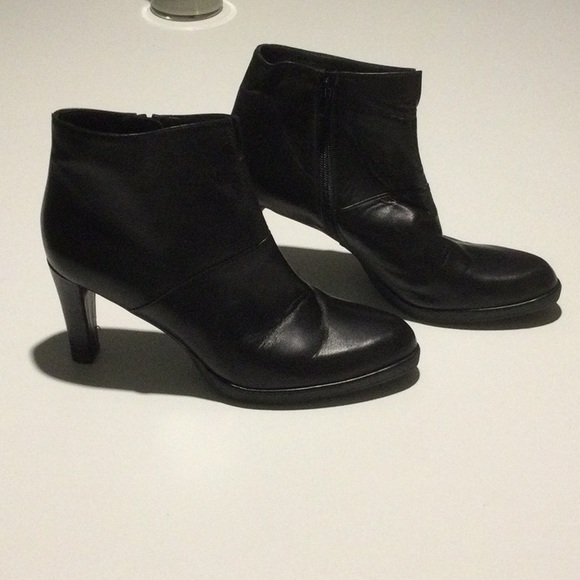 Stuart Weitzman Black Ankle Boot - Picture 1 of 12